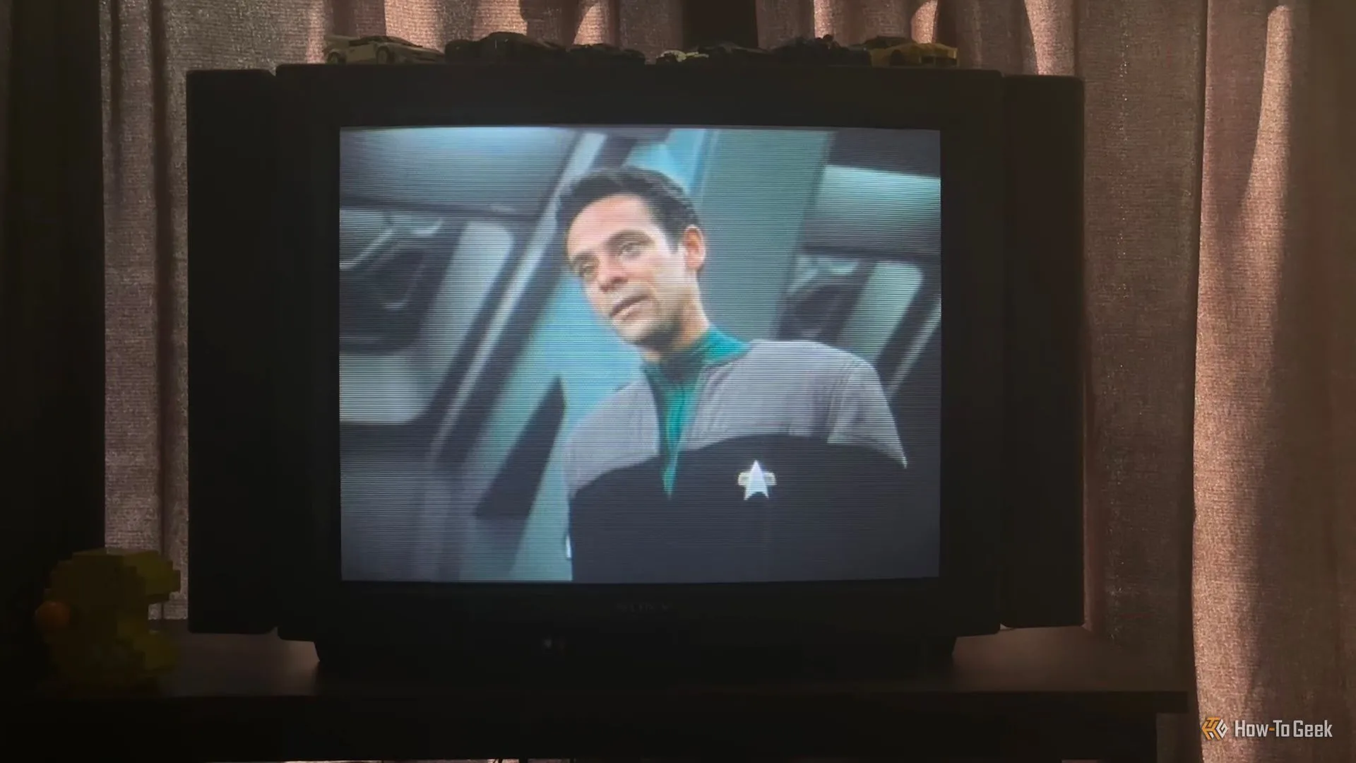 Màn hình CRT TV cũ đang hiển thị phim Star Trek Deep Space 9, tượng trưng cho các thiết bị hiển thị analog mà ChromeOS hỗ trợ.