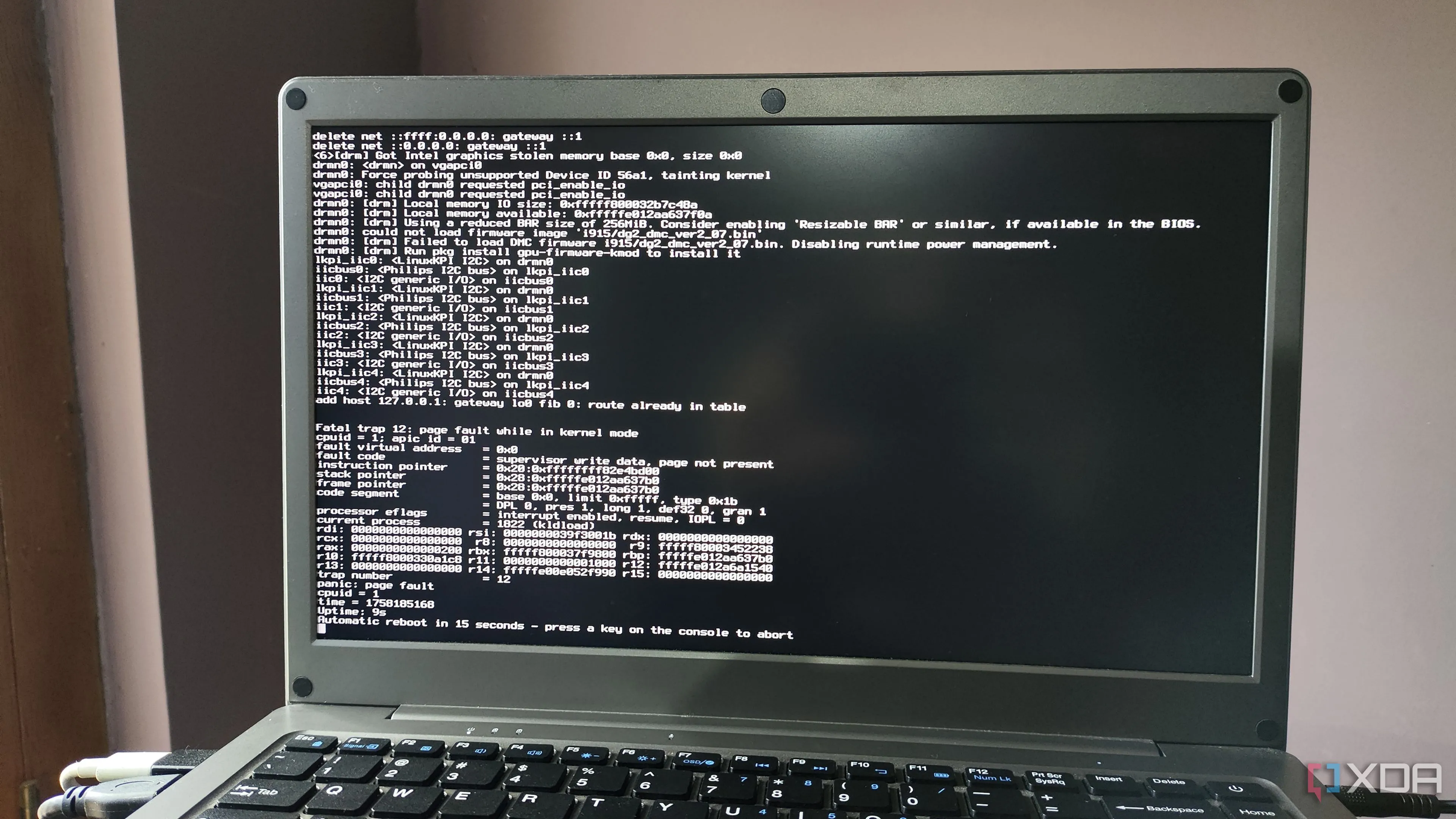 Màn hình lỗi kernel panic hiển thị trong quá trình cài đặt NomadBSD, với các dòng thông báo lỗi kỹ thuật về hệ thống.