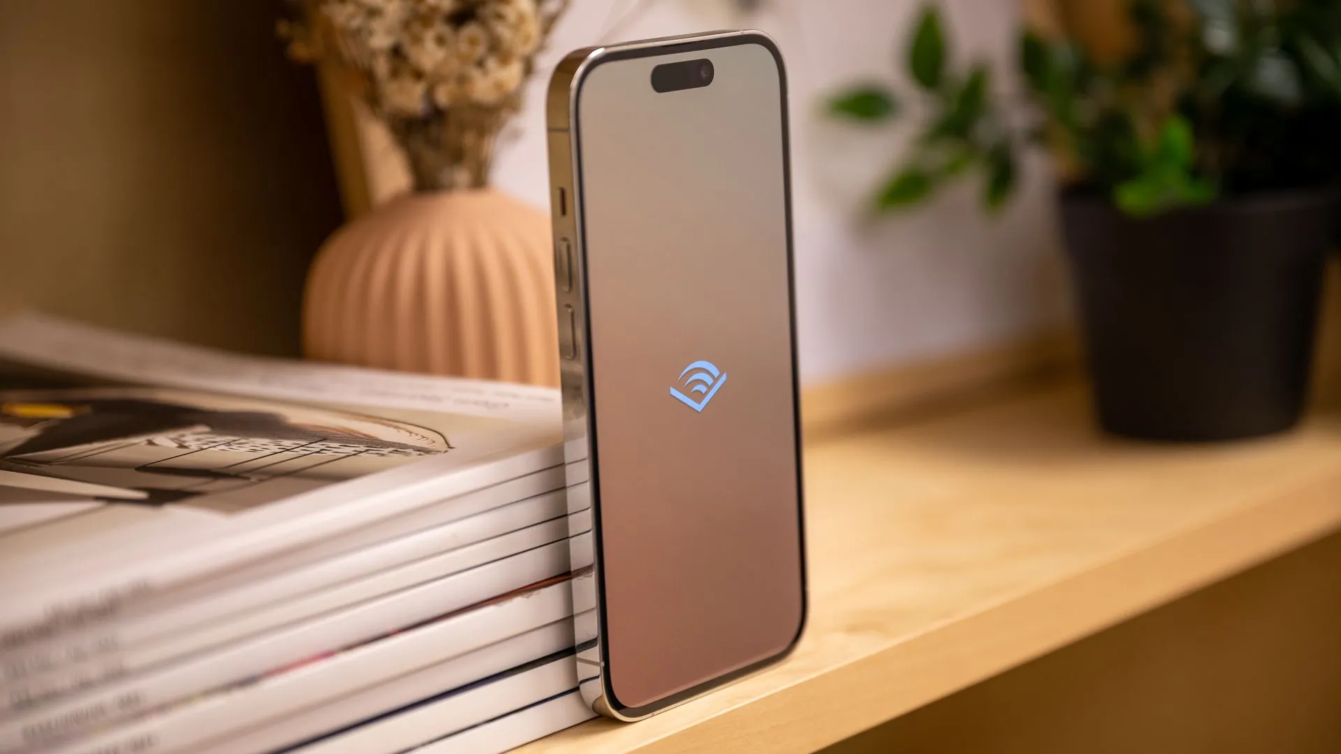 Mặt trái của iPhone 14 Pro hiển thị logo Audible trên màn hình, tượng trưng cho việc nghe sách nói.