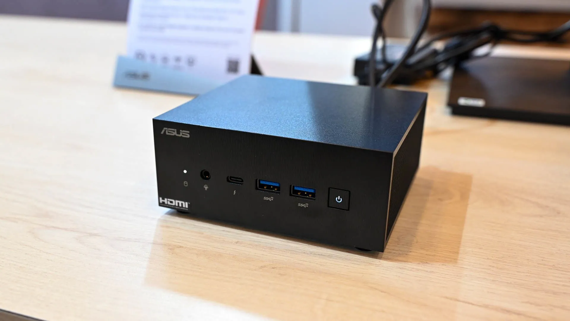 Mặt trước của Mini PC Asus ExpertCenter PN64-E1, một ví dụ về thiết kế nhỏ gọn và hiện đại của máy tính mini.