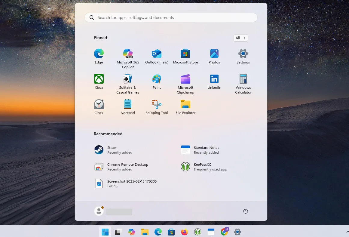 Menu Start và thanh tác vụ Windows 11 hiển thị biểu tượng Copilot AI tích hợp