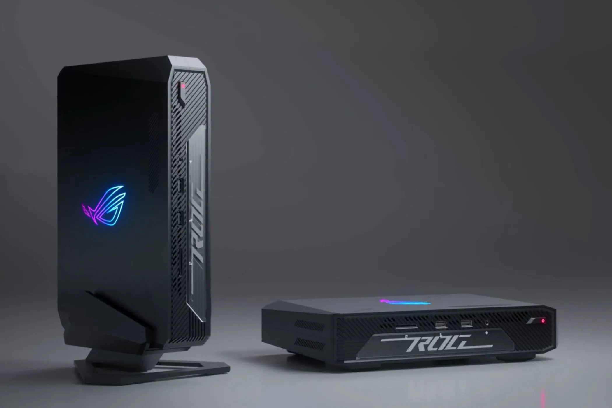 Mini PC gaming ASUS ROG NUC 970 đặt trên bàn, một lựa chọn nhỏ gọn nhưng mạnh mẽ dành cho game thủ.
