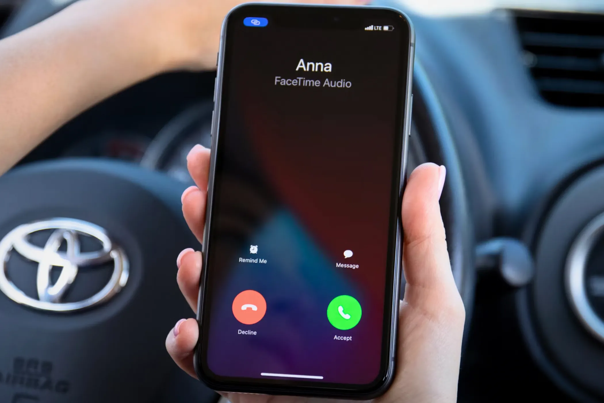 Một chiếc iPhone 11 đang nhận cuộc gọi FaceTime, minh họa việc sử dụng điện thoại cho cuộc gọi.