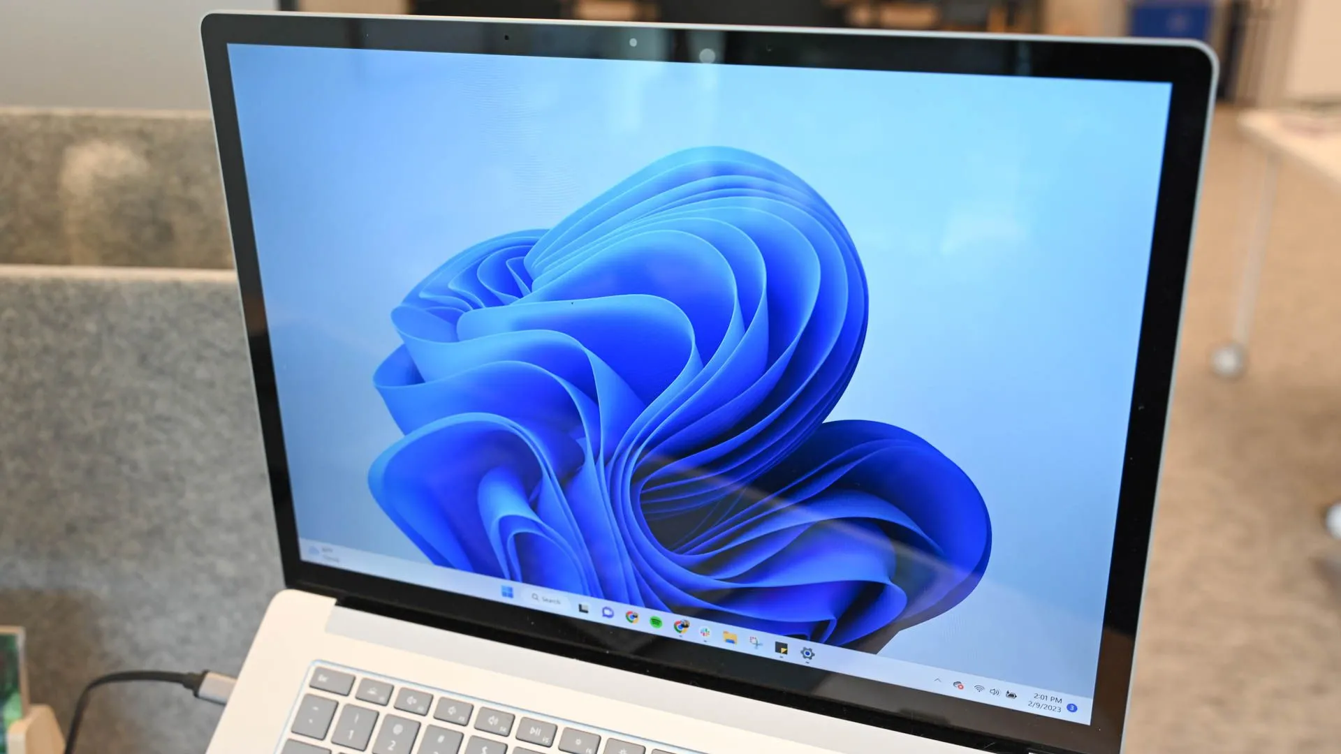 Một chiếc laptop chạy hệ điều hành Windows 11, thể hiện giao diện người dùng và thanh tác vụ