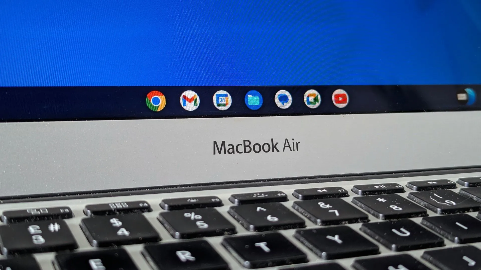 Một chiếc MacBook Air cũ đang chạy hệ điều hành ChromeOS Flex, minh họa khả năng tái sử dụng thiết bị.