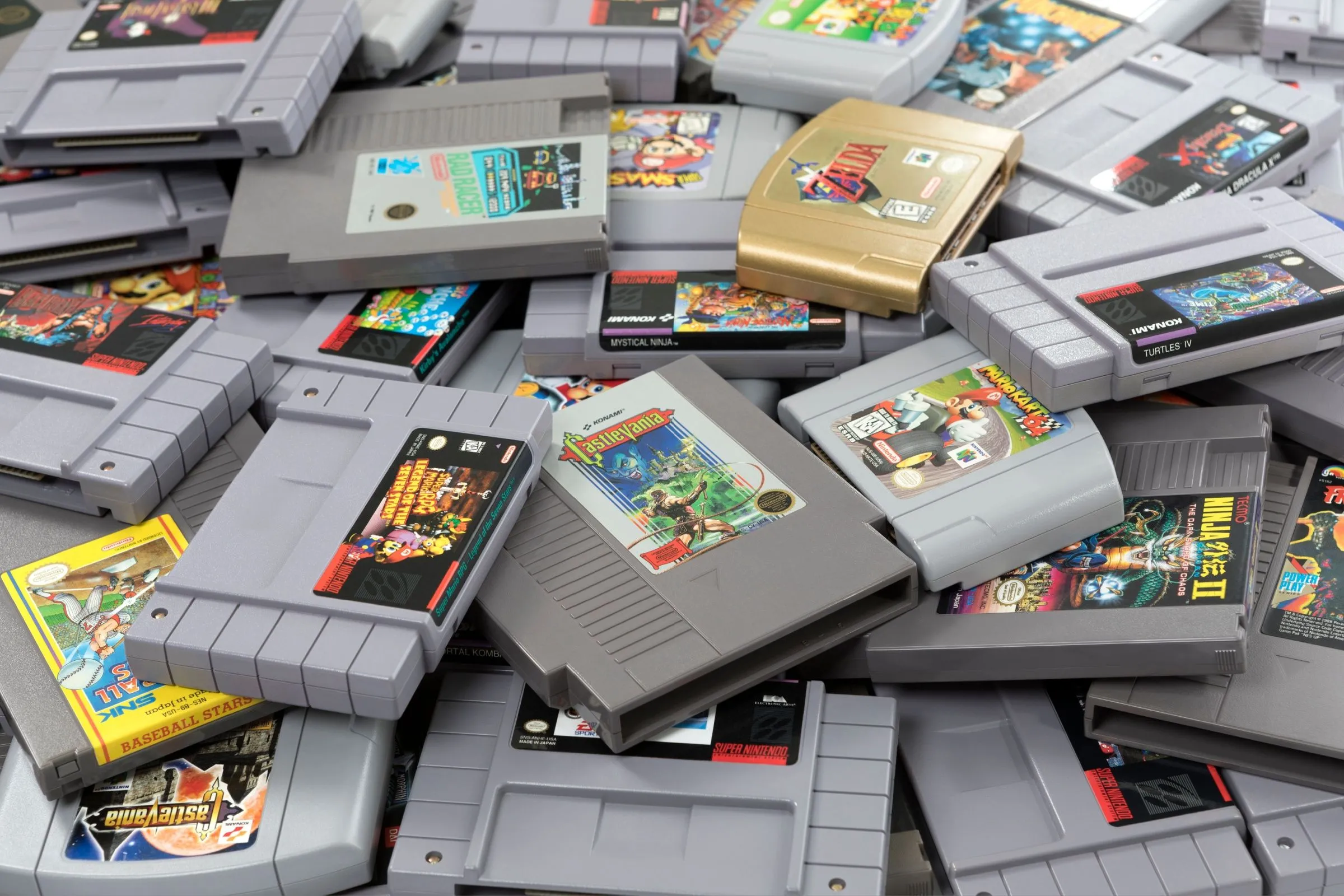 Một đống băng game Nintendo lớn, minh họa cho sự phát triển của cartridge