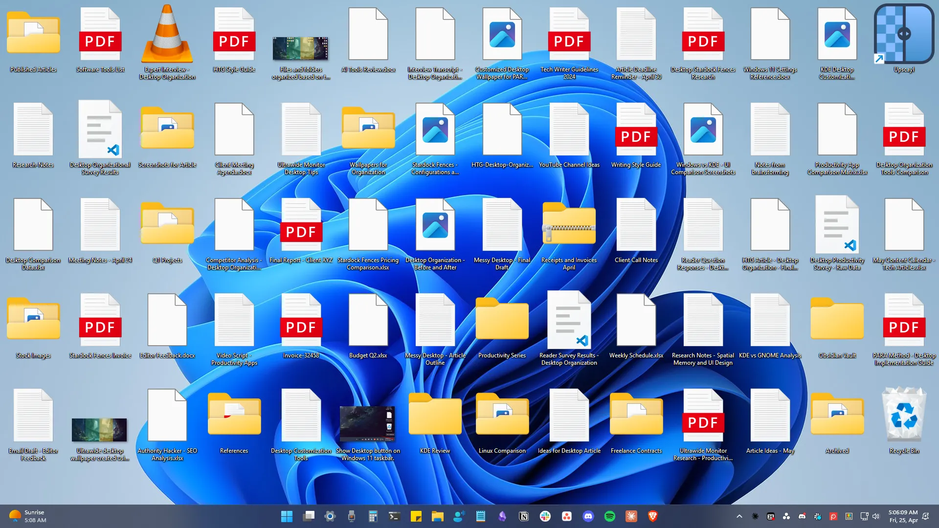 Một màn hình desktop Windows 11 lộn xộn với nhiều tập tin và thư mục không được sắp xếp