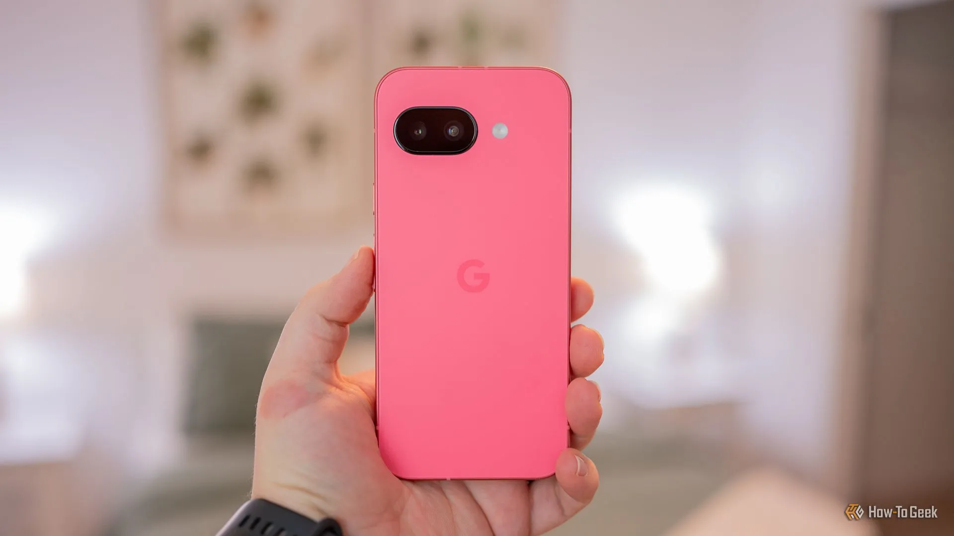 Một người đang cầm điện thoại Google Pixel, minh họa cho sự kiện ra mắt Pixel 10 sắp tới với các cập nhật mới cho hệ sinh thái Pixel.