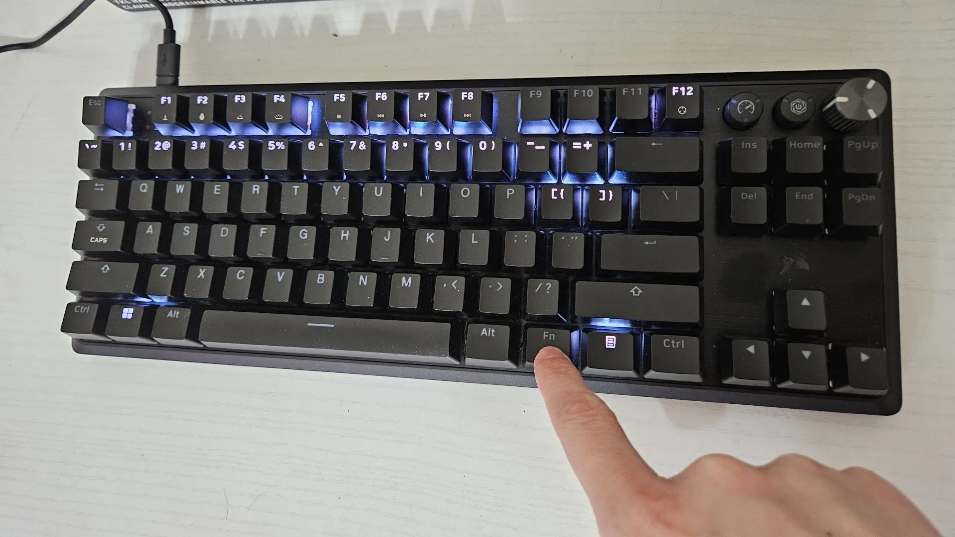 Một người đang nhấn phím FN trên bàn phím Corsair K70 PRO TKL