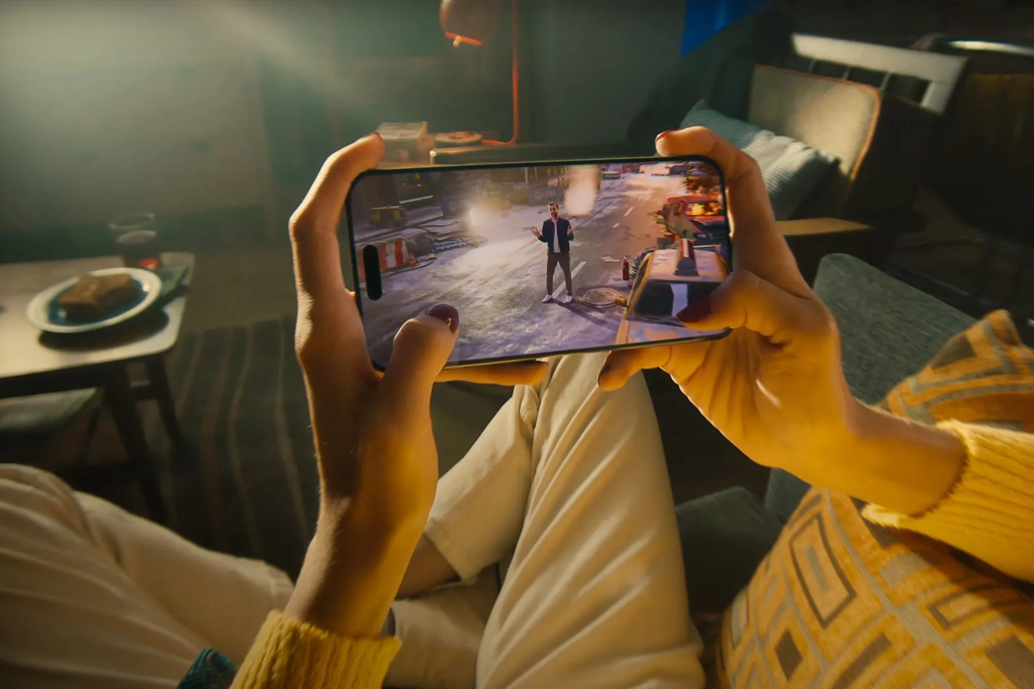 Người dùng đang chơi game trên iPhone 15 Pro, một hoạt động giải trí thay thế lành mạnh cho doomscrolling.