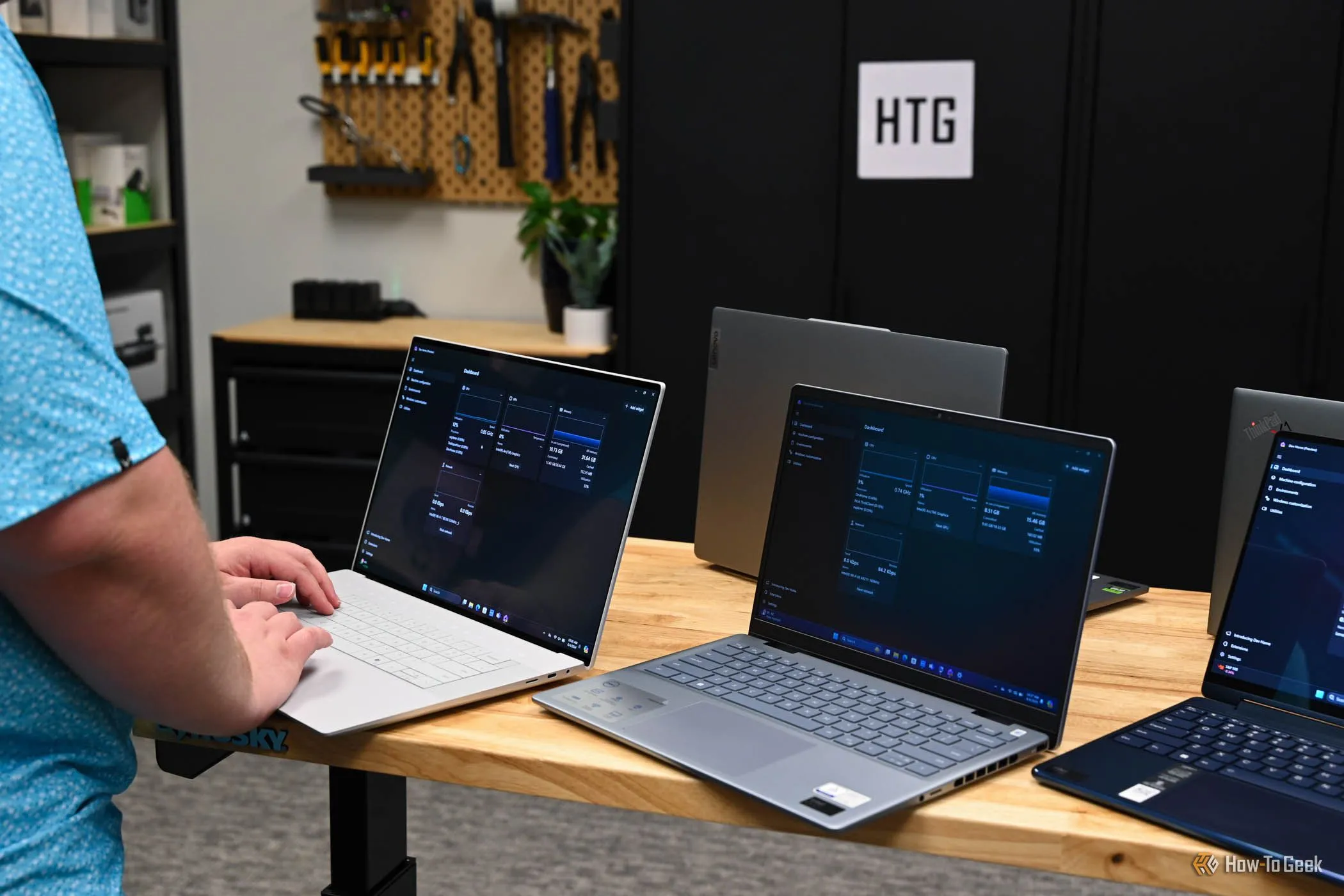 Người dùng trải nghiệm chuột không dây HyperSpace Bluetooth trên laptop để làm việc di động