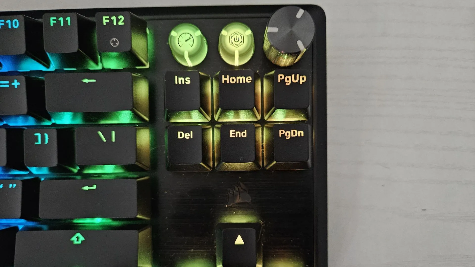 Nút đa phương tiện, con lăn điều khiển và nút chế độ trò chơi trên Corsair K70 PRO TKL