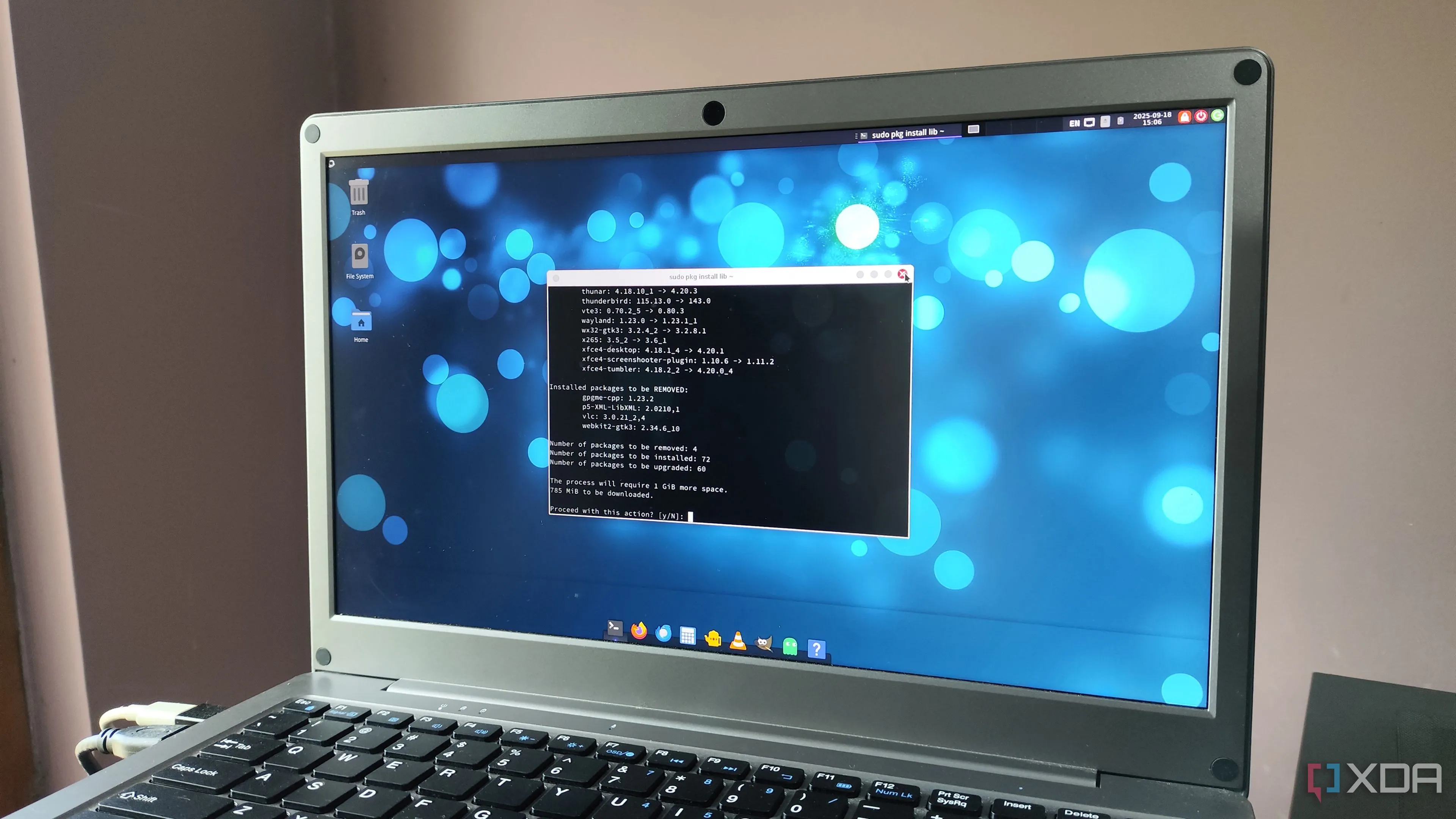Quá trình cập nhật các gói phần mềm đang diễn ra trong cửa sổ terminal của NomadBSD, hiển thị các lệnh và thông báo về tiến độ.