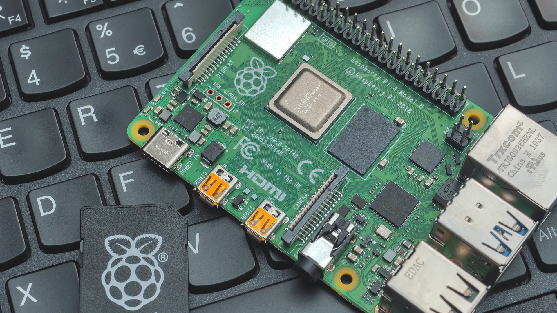 Raspberry Pi 4 nhỏ gọn, đặt trên bàn phím laptop, minh họa khả năng thay thế laptop