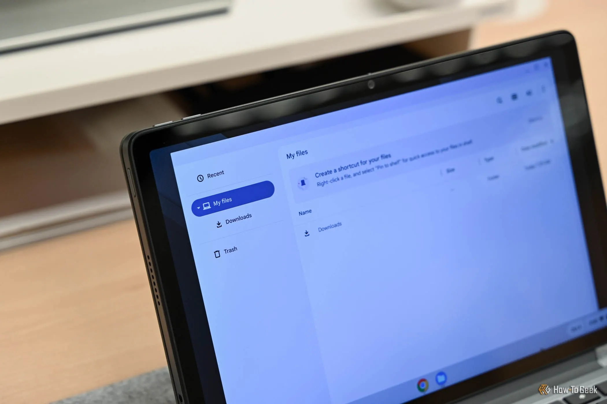 Tab &quot;Tệp của tôi&quot; trên chiếc Lenovo Chromebook Duet 11 inch, hiển thị các thư mục và tệp lưu trữ.