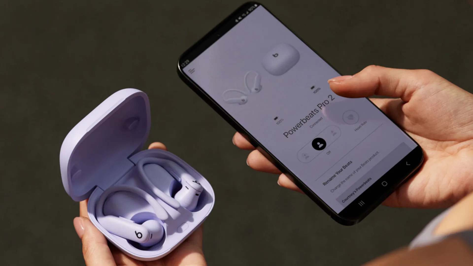 Tai nghe Powerbeats Pro 2 bên cạnh điện thoại thông minh Android, minh họa khả năng tương thích và thời lượng pin vượt trội.