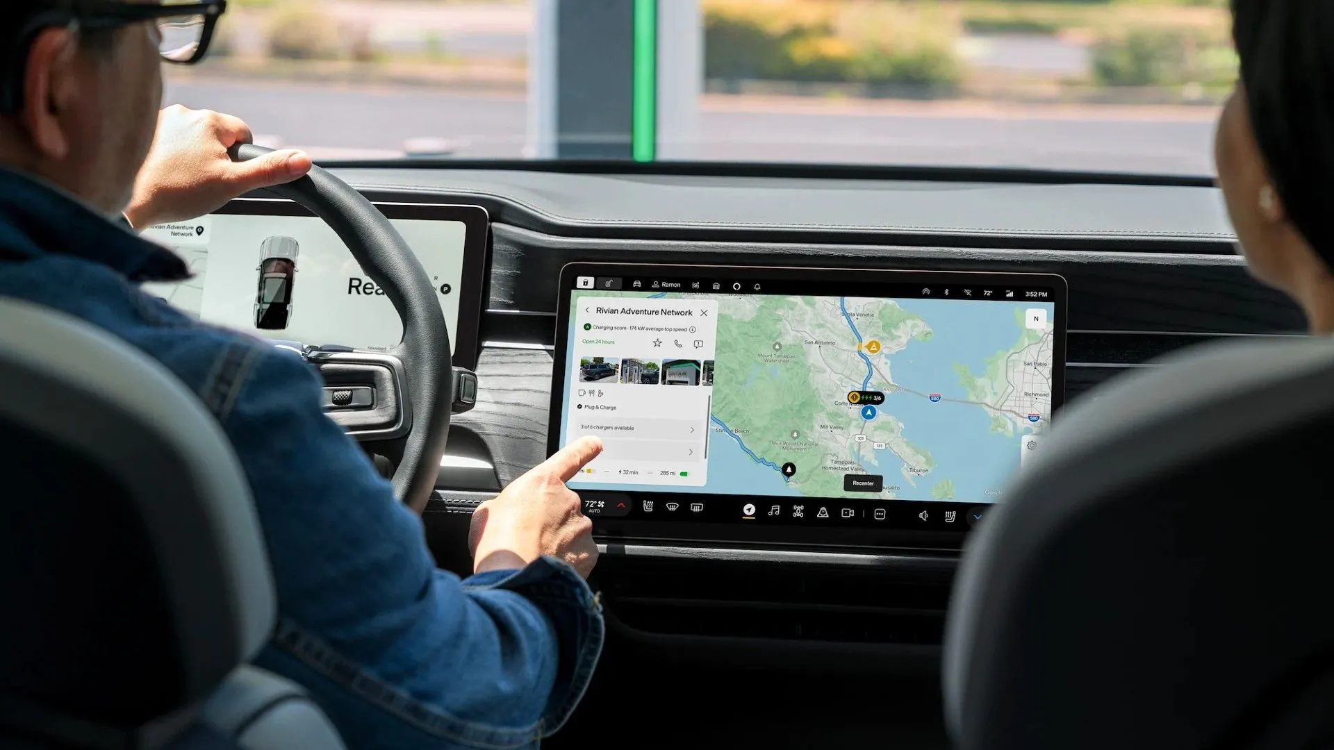 Tài xế xe điện Rivian đang sử dụng Google Maps trên màn hình điều khiển trung tâm, minh họa tính năng dẫn đường được nâng cấp cho xe EV.