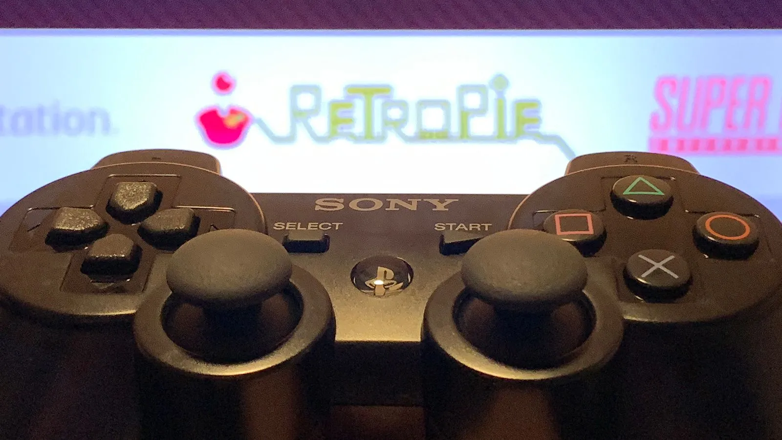 Tay cầm PS3 kết nối với Raspberry Pi chạy RetroPie, sẵn sàng cho trải nghiệm game retro