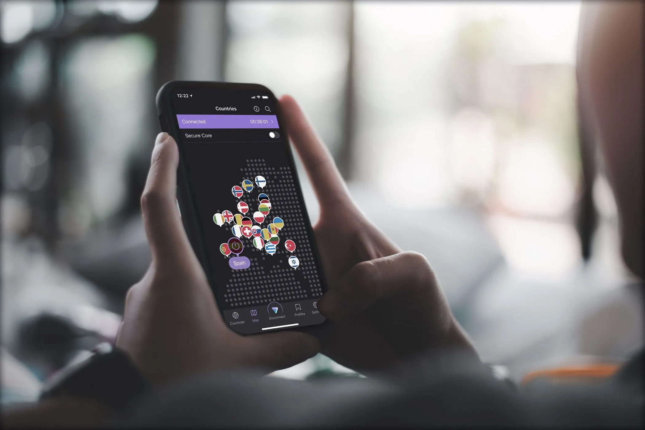 Ứng dụng Proton VPN đang chạy trên điện thoại di động, giải pháp bảo vệ khỏi tấn công xen giữa qua mạng Wi-Fi công cộng