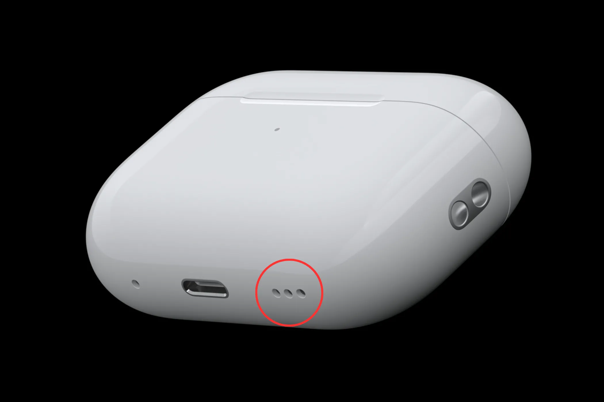 Vòng tròn nổi bật loa nhỏ bên cạnh cổng sạc USB-C trên hộp sạc AirPods Pro 2, hỗ trợ tính năng Find My.