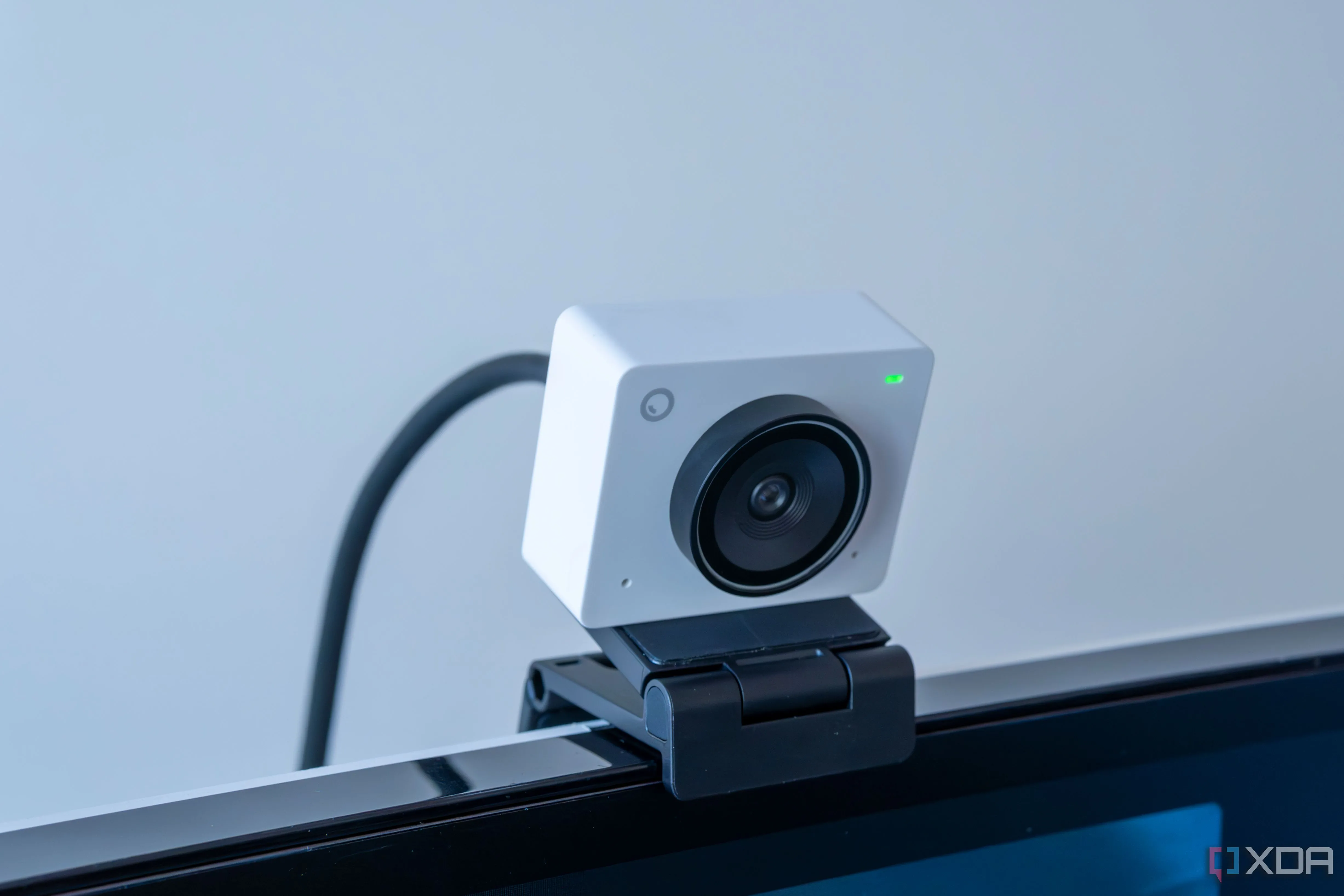 Webcam USB Obsbot Meet 2 gắn trên màn hình, hưởng lợi từ Windows Studio Effects trên Windows 11