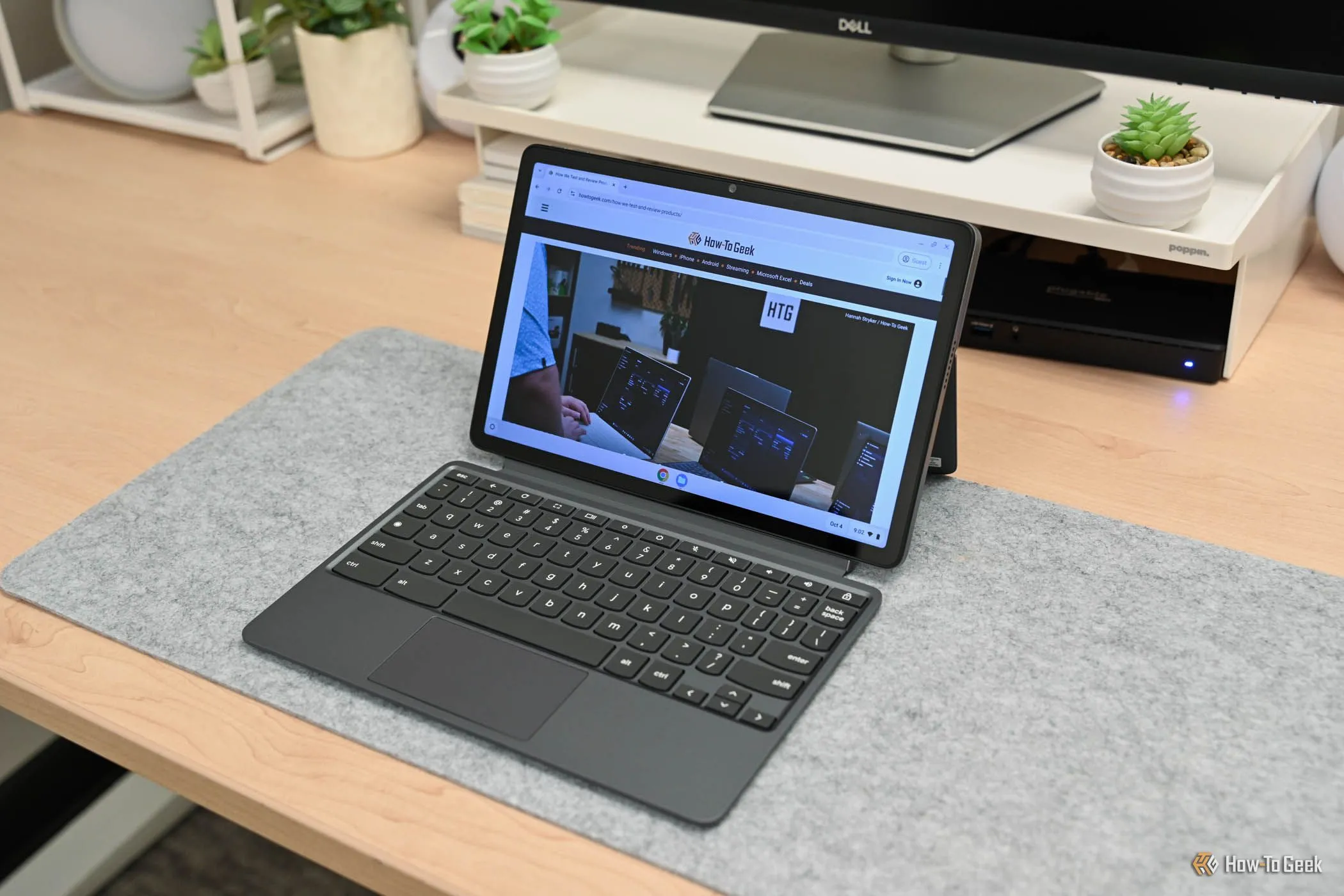 Website tin tức công nghệ How-To Geek trên màn hình Lenovo Chromebook Duet 11 inch, thể hiện tính linh hoạt của hệ điều hành.